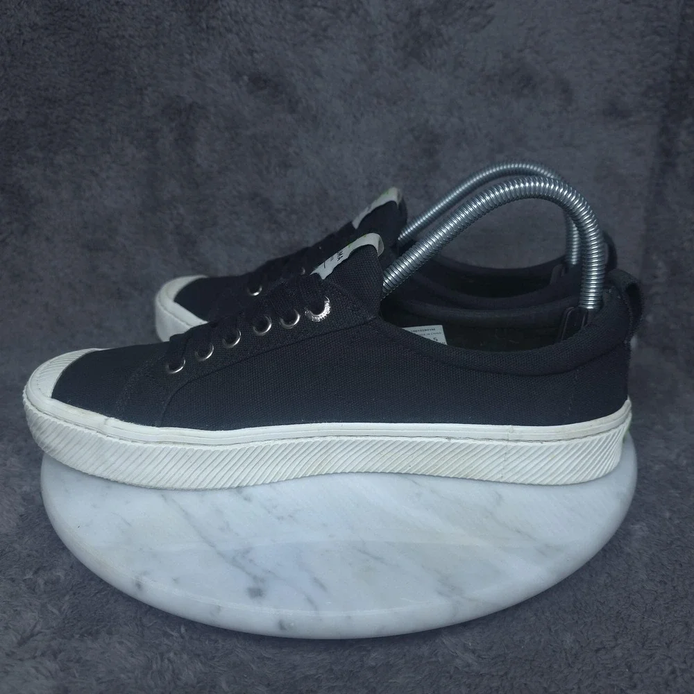 Cariuma Shoes Mens Size 8 Black Low Top Casual Comfort Sneakers 100103B01M